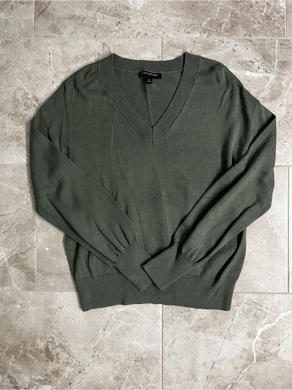 Banana Republic womans V-Neck Sweater in Olive